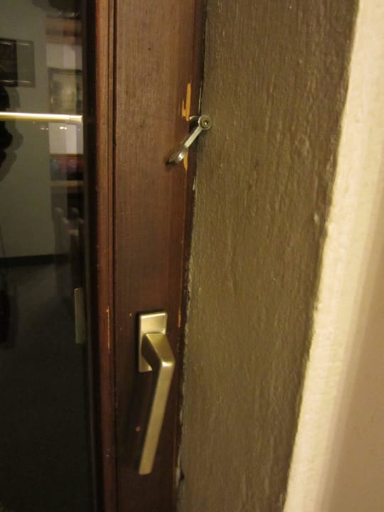 Haken zum Schließen der Balkontüre Hotel Mittenfeld