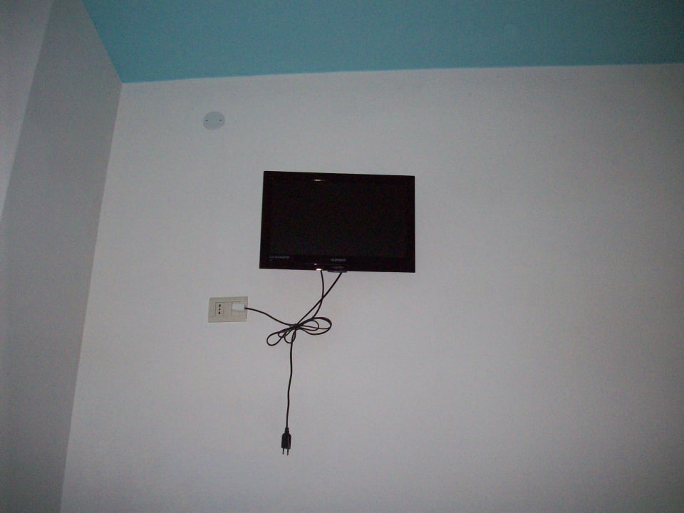 Fernseher sehr klein und ganz oben Hotel Alemagna