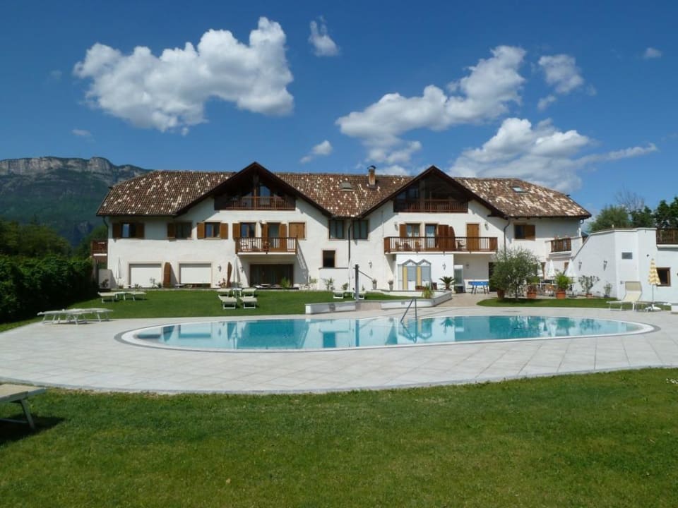 Das Nebengebäude mit Pool Hotel Ansitz Rungghof