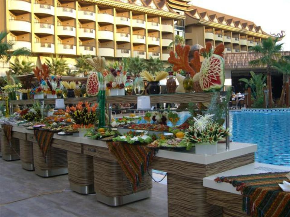 Folkloreabendbuffet am Pool Port Side Resort Hotel