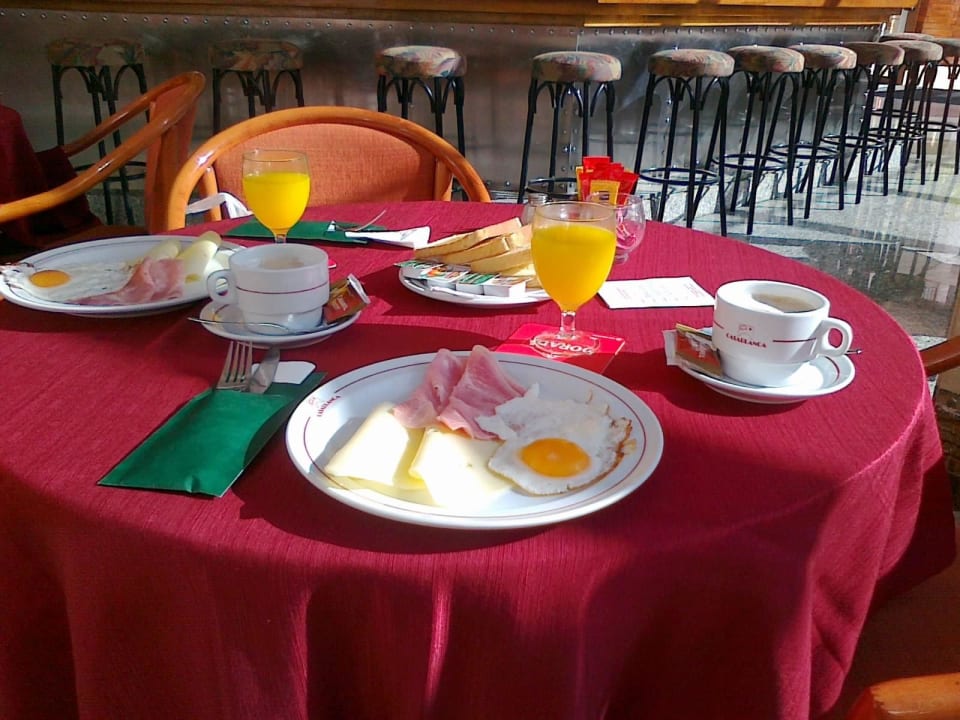 Einfaches, aber schmackhaftes Frühstück Apartamentos Casablanca