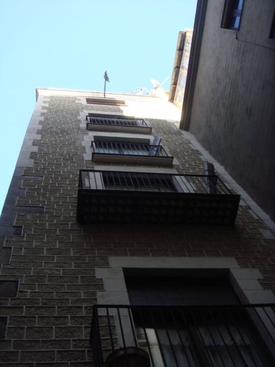 Blick auf das Hotel von unten Sant Jaume Apartments