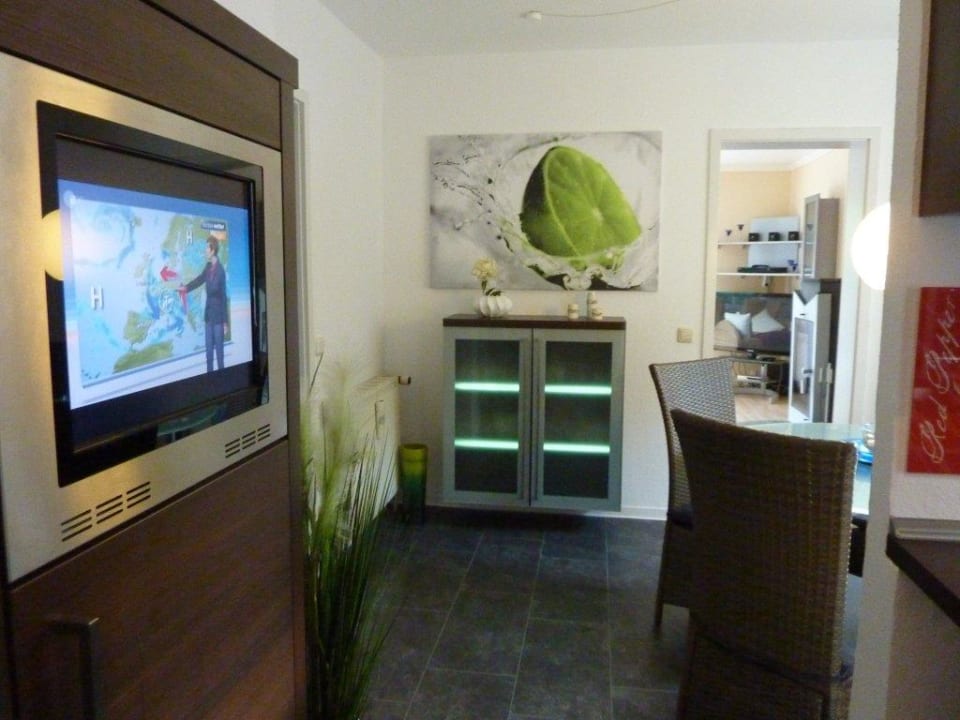 Die Küche mit Essbereich und TV im Haus Nr.7 Lemke Ferienhäuser - Ferienhaus 7