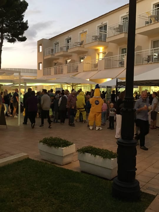 Essenschlange um 19 Uhr Iberostar Waves Club Cala Barca