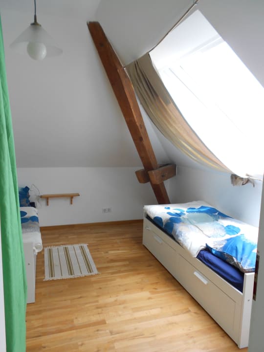 Schlafzimmer mit 3 Schlafmöglichkeiten Ferienwohnung in alter Landvilla