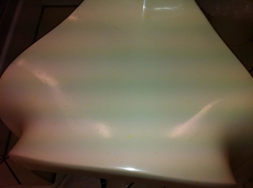 Hocker mit Farbspritzern im Bad Fürstenhof