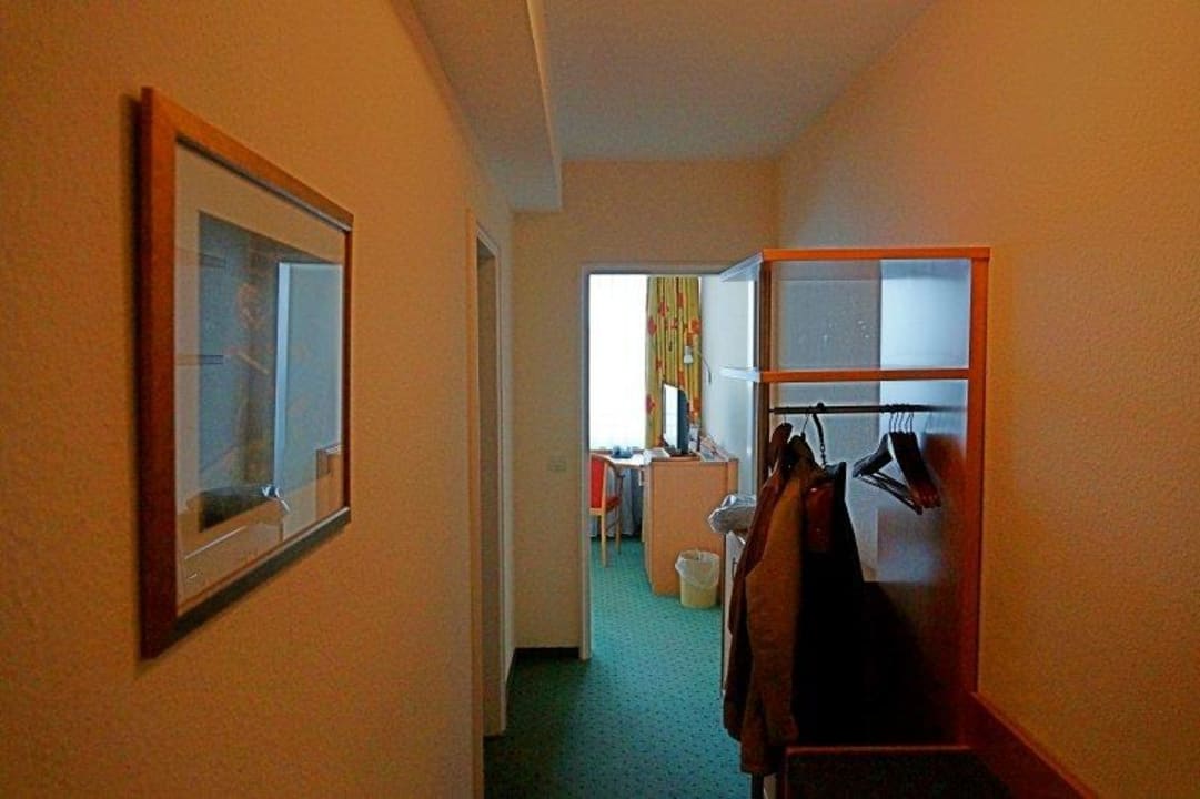 Flur mit einziger Garderobe + Schrank (verdeckt) Hotel Kloster Hirsau
