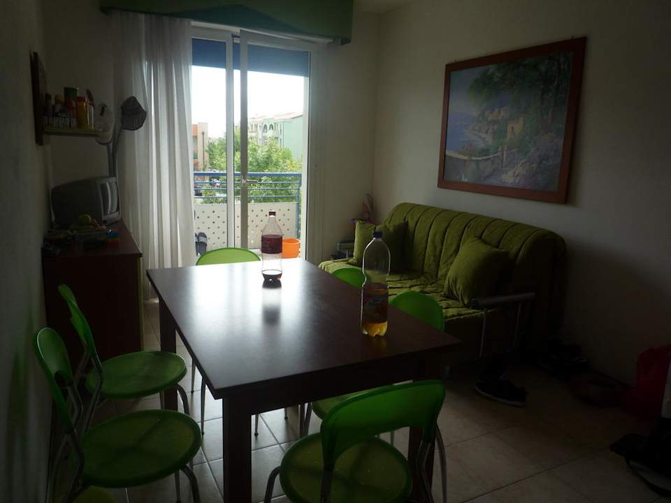 Wohn-Esszimmer mit neuem Sofa Residence I Tamerici