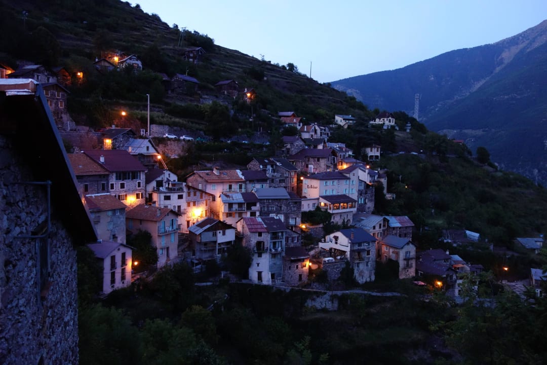 Blick auf das Dorf und das Hotel Auberge Le Robur