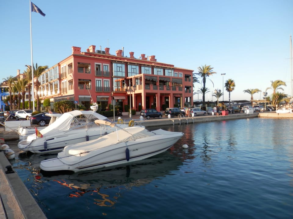 Blick vom Jachthafen auf das Hotel  Hotel Club Maritimo De Sotogrande