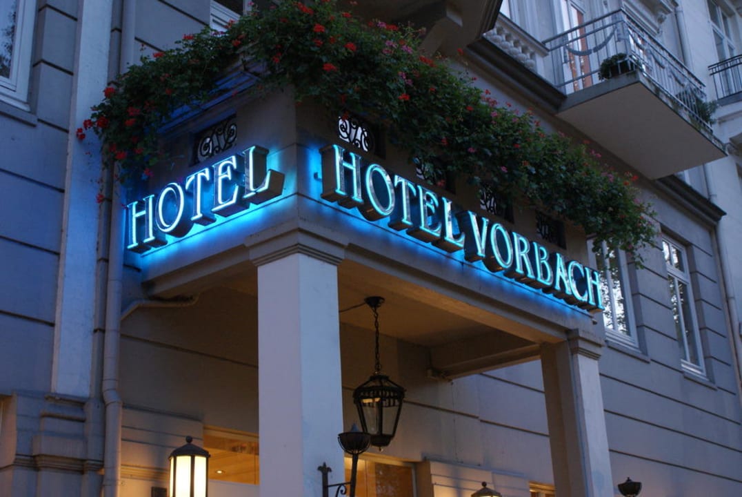 Eingang am Abend Hotel Vorbach