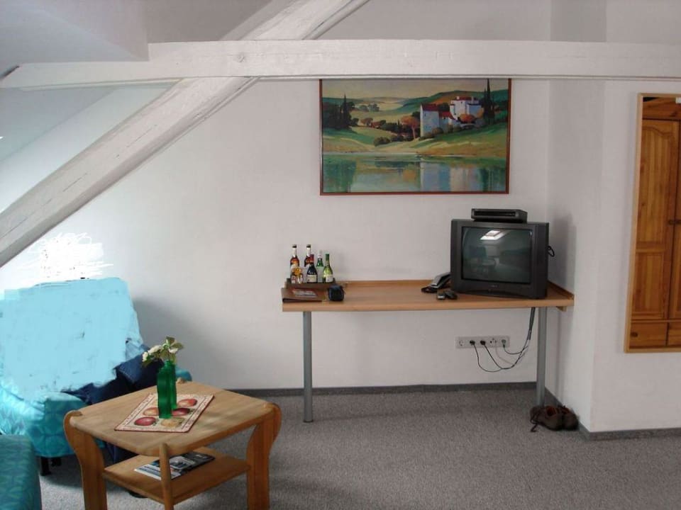 Blick vom Bett Richtung Sitzgarnitur und TV Pension Landhaus Warndtwald