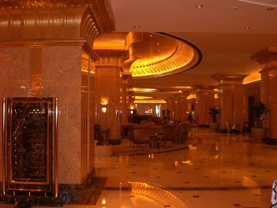 Lounge und Bar zum gemütlichen Sitzen bei Musik Emirates Palace Mandarin Oriental