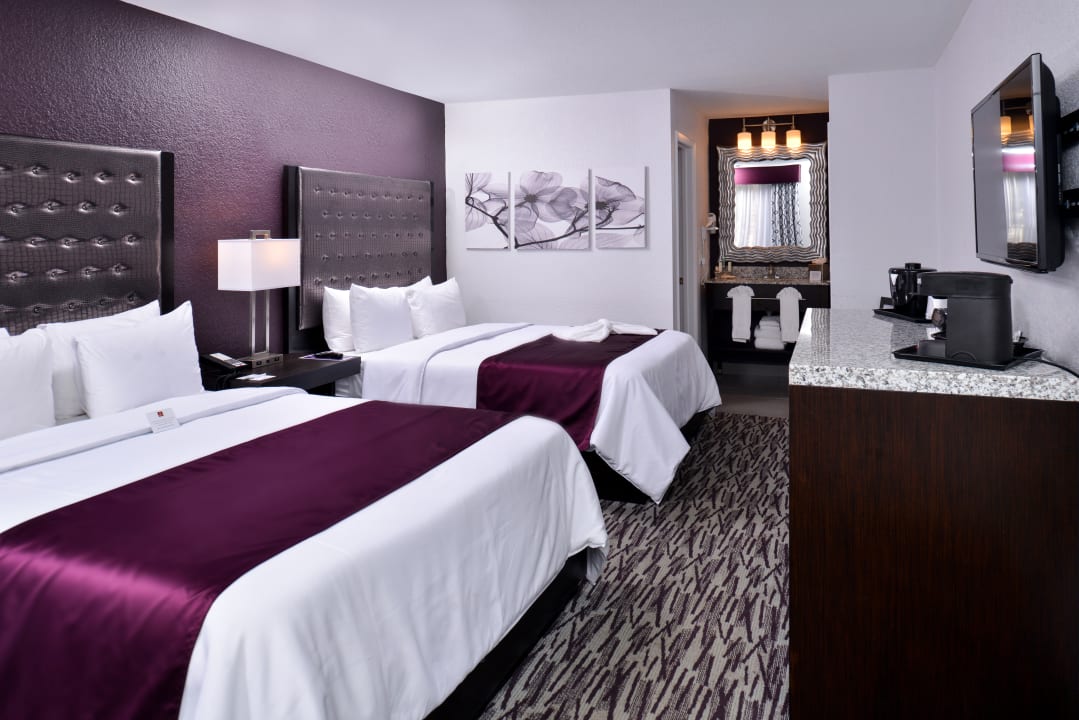 Zimmer Clarion Inn & Suites Across From Universal Orlando Resort Hotel