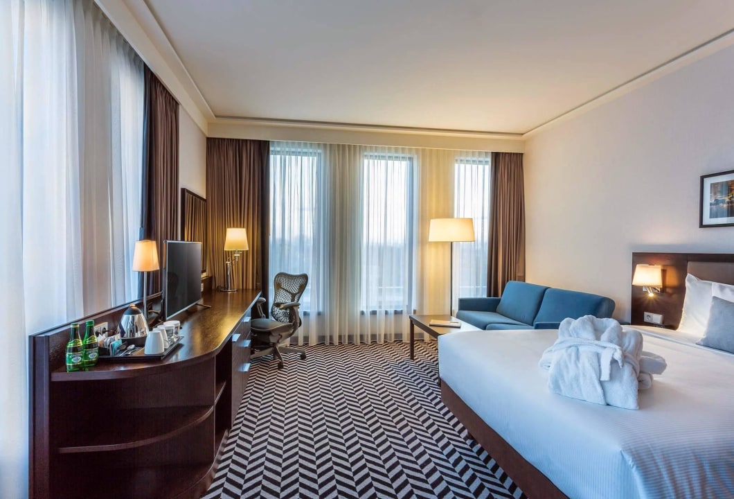 Queen Corner Guest Room Hilton Garden Inn Krakow Airport