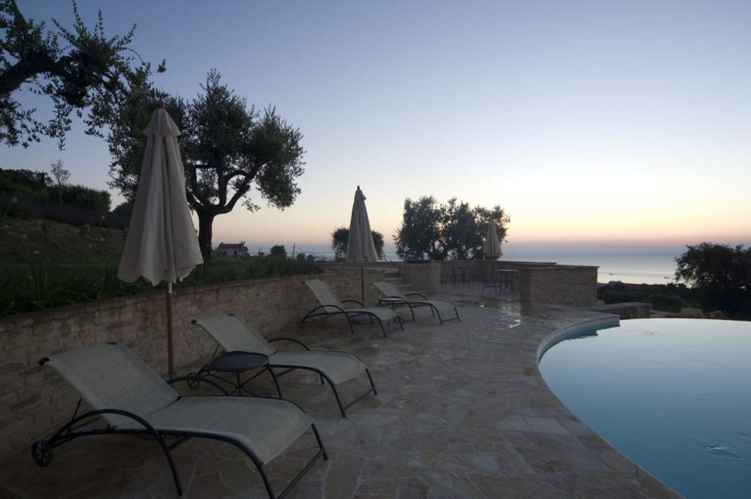 Piscina e Solarium Pamperduto Country Resort