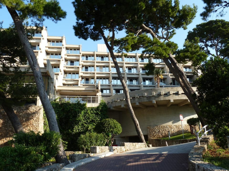 Schöner Sichtbeton und viel Grün Bluesun Hotel Soline