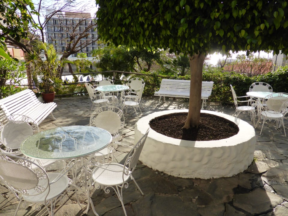 Ausruhpunkt in der Gartenanlage allsun Hotel Lucana