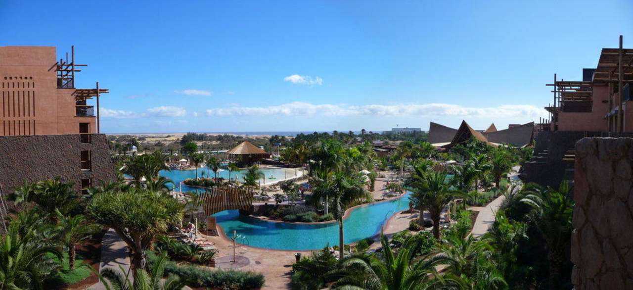Blick von Zimmer 3027 auf den Pool und die Dünen Lopesan Baobab Resort