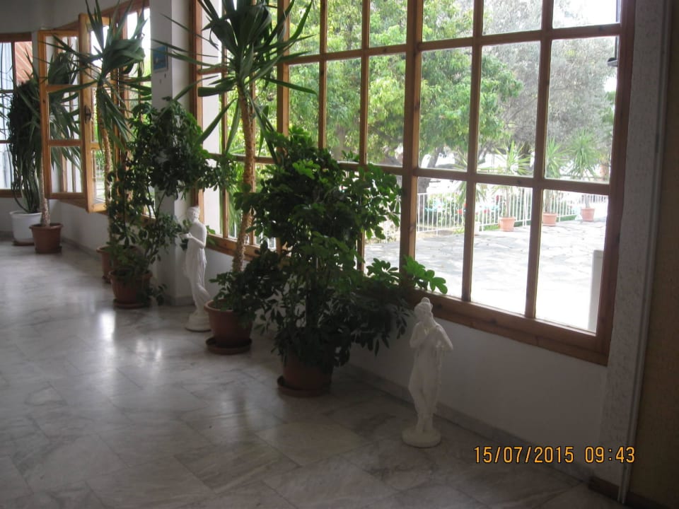 Lobby neben Reception und weg zum Restaurant Hotel Petit Village