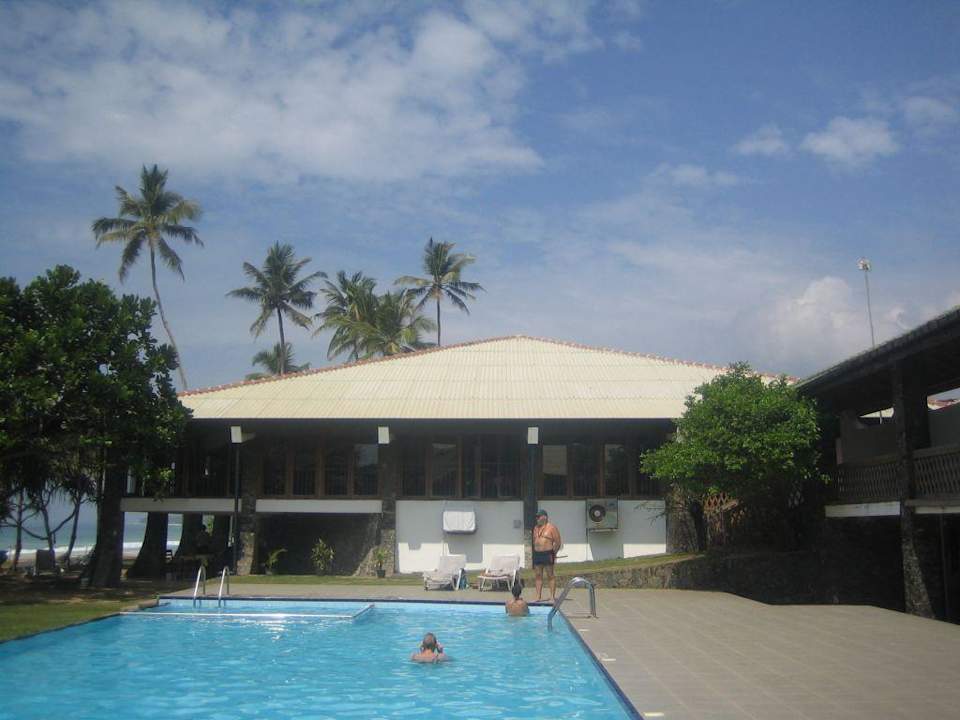 Hotelpool mit Blick aufs Restaurant Hotel Koggala Beach