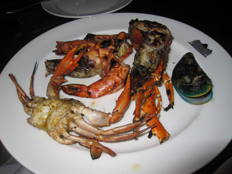 Teller beim Seafoodbüffet Hotel Grand Hyatt Goa