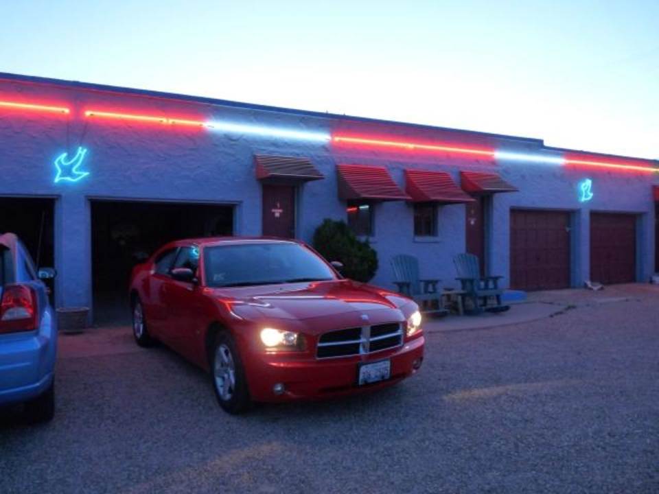 Das Blue Swallow bei Nacht Blue Swallow Motel