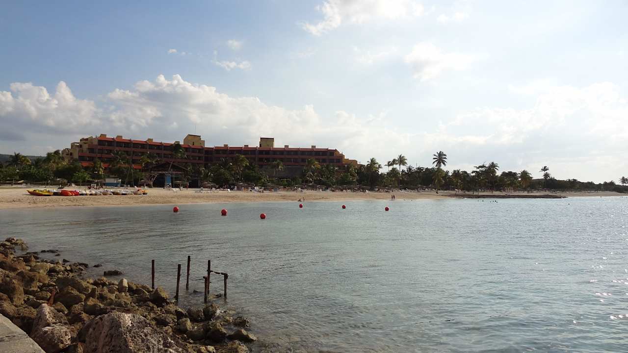 Blick vom Steg auf das Hotel Brisas Guardalavaca Hotel & Villas
