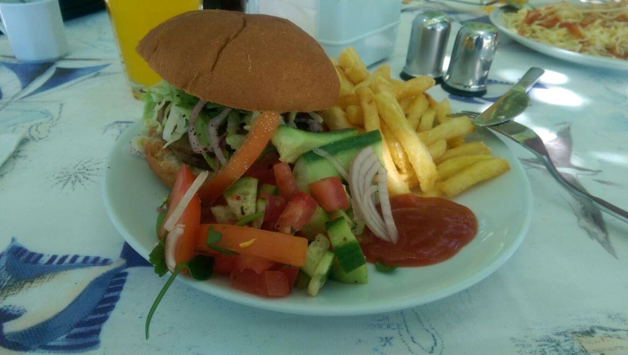 Lecker Burger an der Beachbar Hotel Gardenia Beach