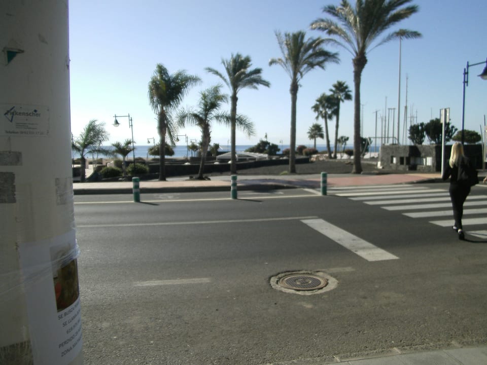 Über die Sraße zum Strand Hotel Riu Paraiso Lanzarote