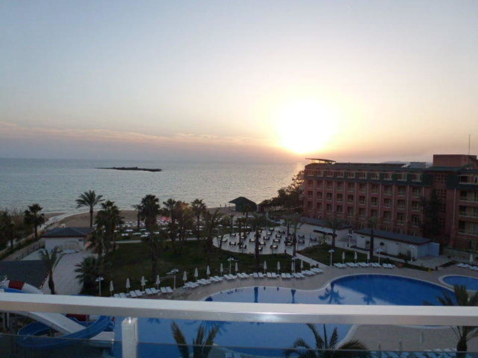 Poolanlage und die schöne Gartenanlage Annabella Diamond Hotel & Spa