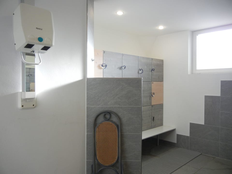 Umkleide mit Fön und abschließbaren Fächern im Spa Hotel Freund