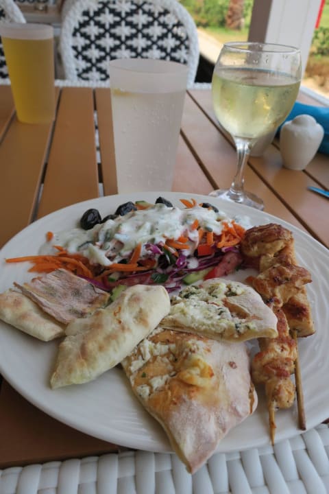 Leckeres Essen am Strand J'adore Deluxe Hotel & Spa