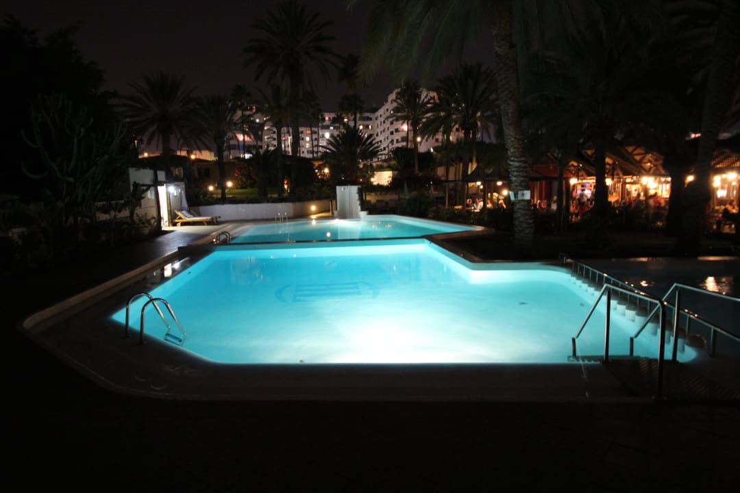 Pool bei Nacht HL Miraflor Suites Hotel