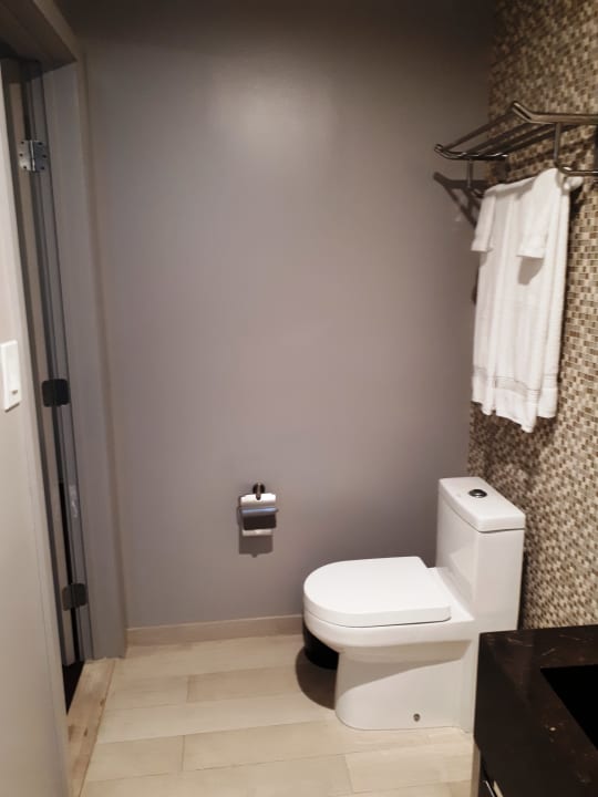 Bad mit WC und Waschbecken The L Hotel