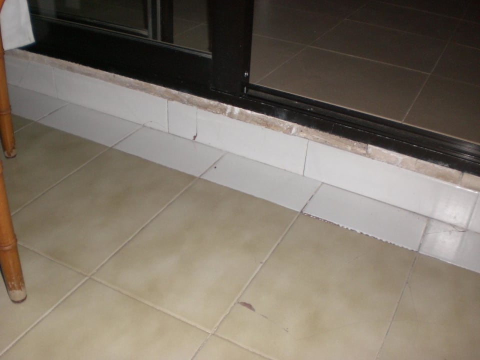 Kaputte Fliesen zum Balkon Hotel Grand Teguise Playa