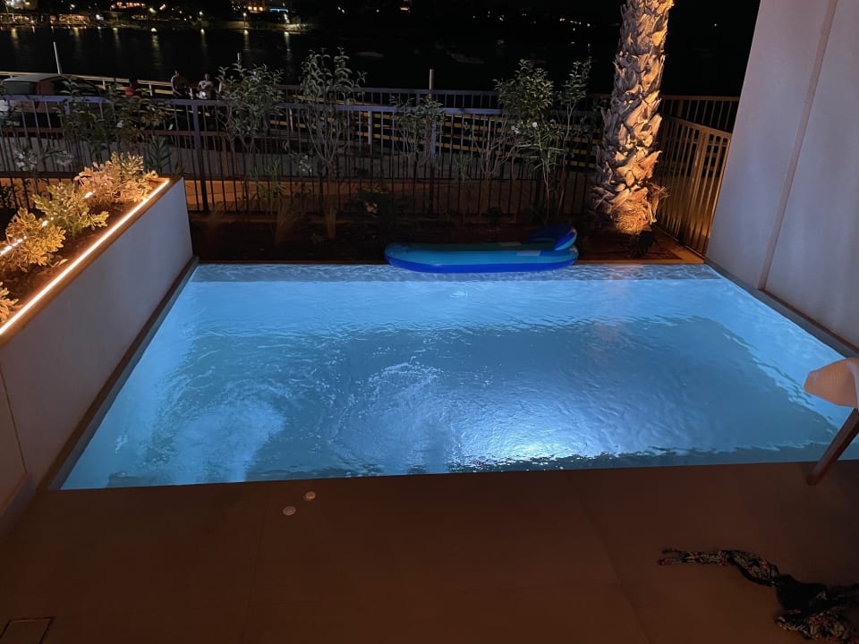 Pool Castello Infinity Suites