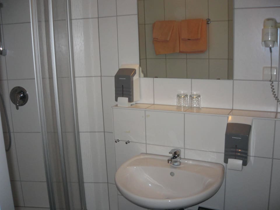 Bad mit Dusche IB Hotel am Wallgraben