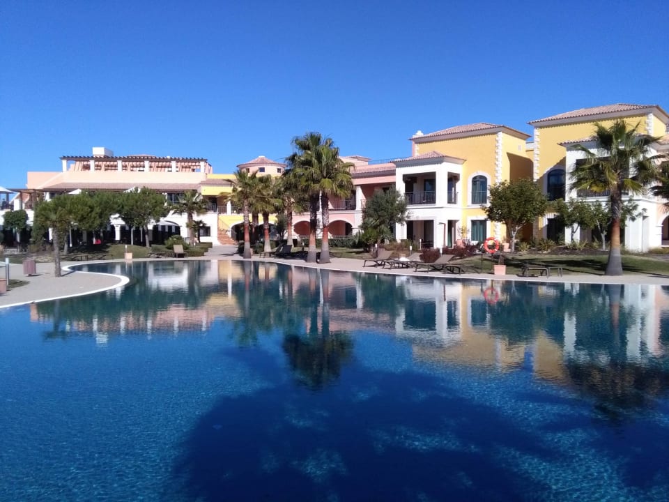 Pool und Haupthaus Cascade Wellness Resort