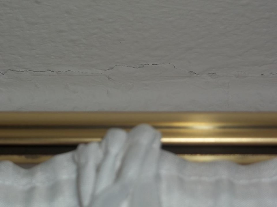 Riss in der Decke bei der Gardinenstange Garni Hotel Engel