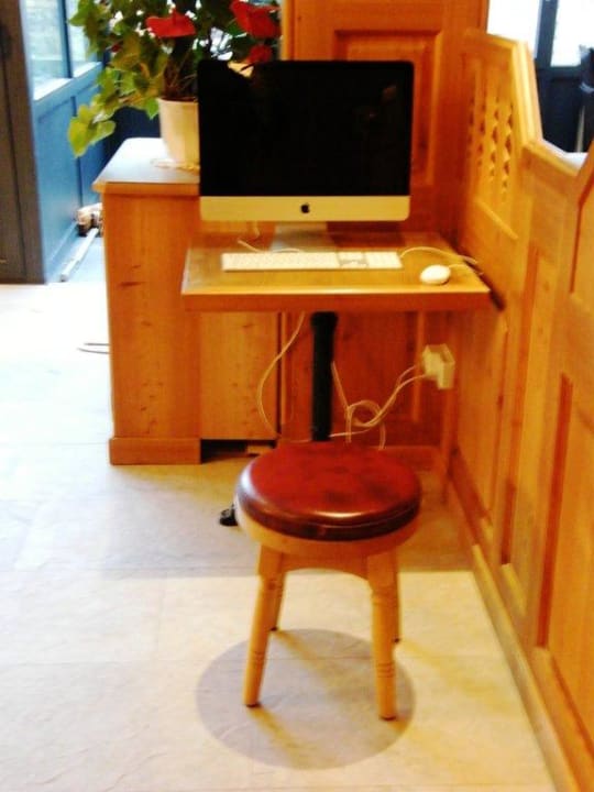 PC Ecke im Kaminzimmer Hotel Matterhornblick