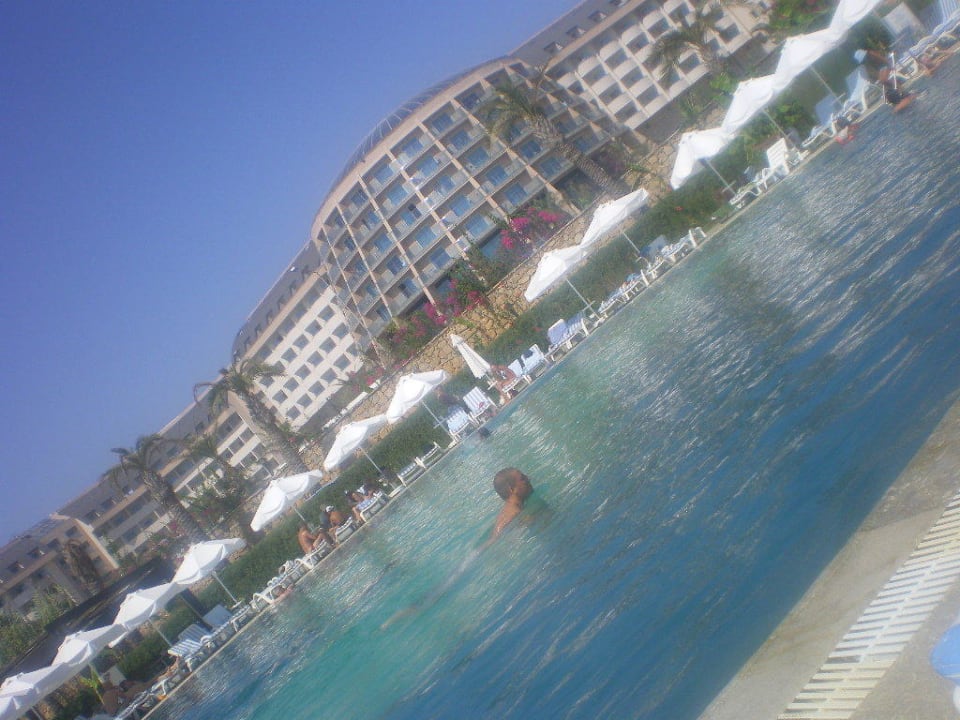 Das Hotel vom Salzwasserpool aus Long Beach Alanya