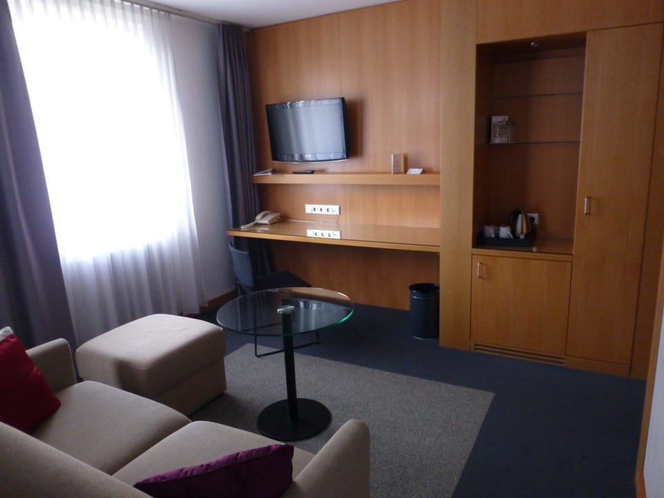 Suite sitting area with 2nd TV Holiday Inn Wien - City