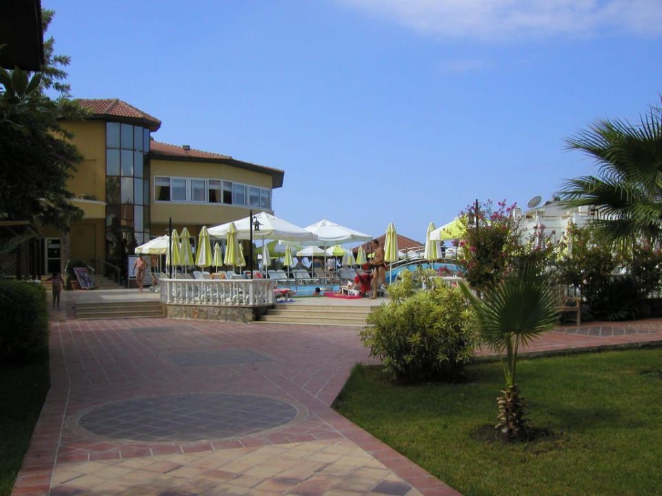 Blick auf Restaurant mit angrenzender Poolanlage Club Dizalya