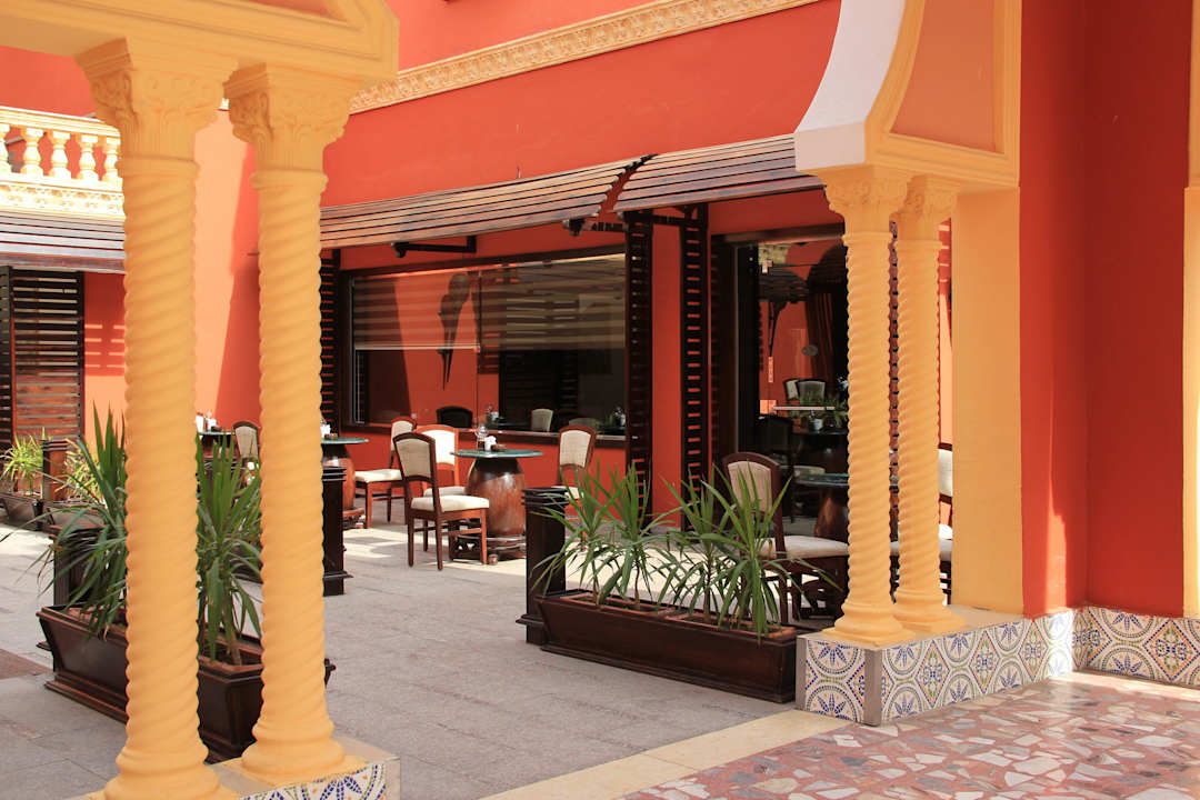 У бара Pickalbatros Alf Leila Wa Leila Resort - Neverland Hurghada