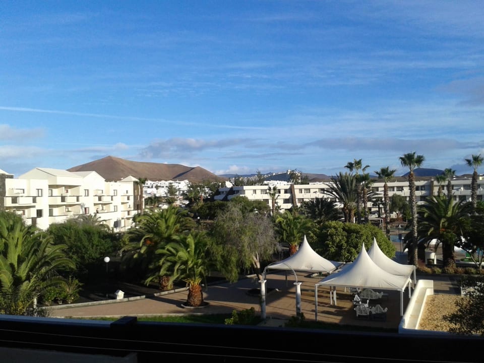 Widok z balkonu na wulakany i hotel los zocos Los Zocos Impressive Lanzarote
