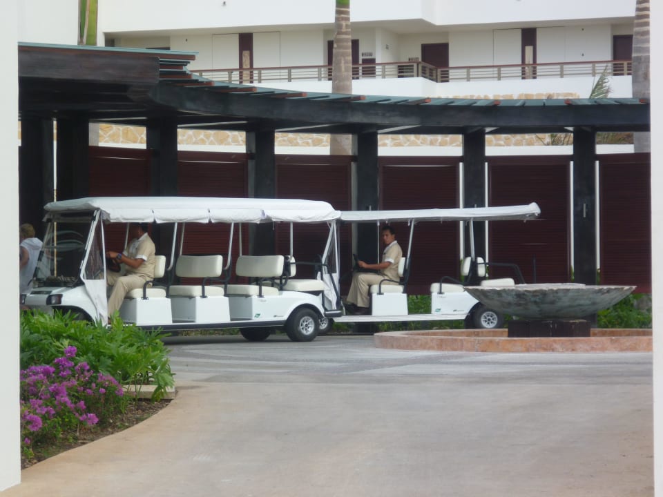 Transport zwischen Lobby und Unterkunft Secrets Playa Mujeres Golf & Spa Resort - Adults only