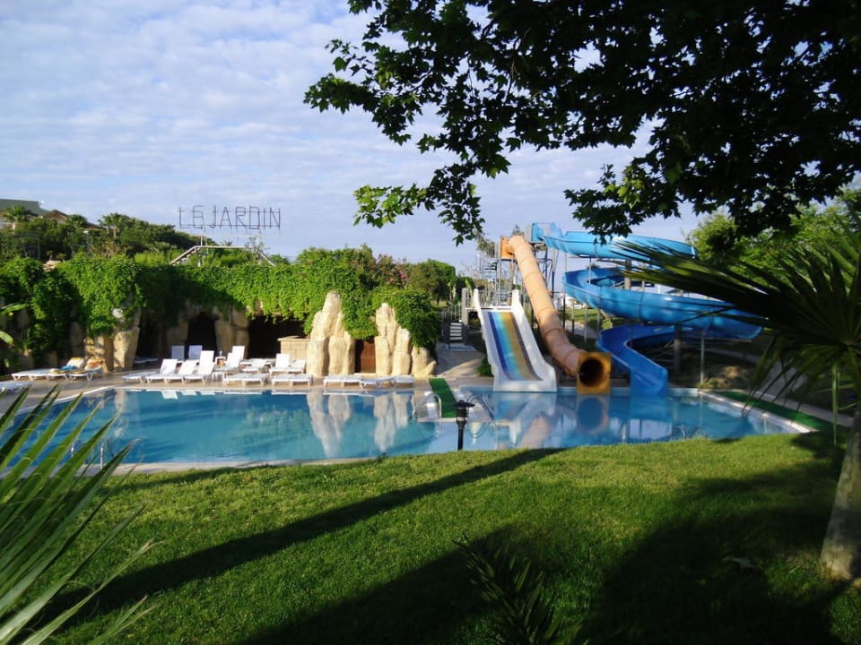 Kinderpool mit Rutschen Le Jardin Resort