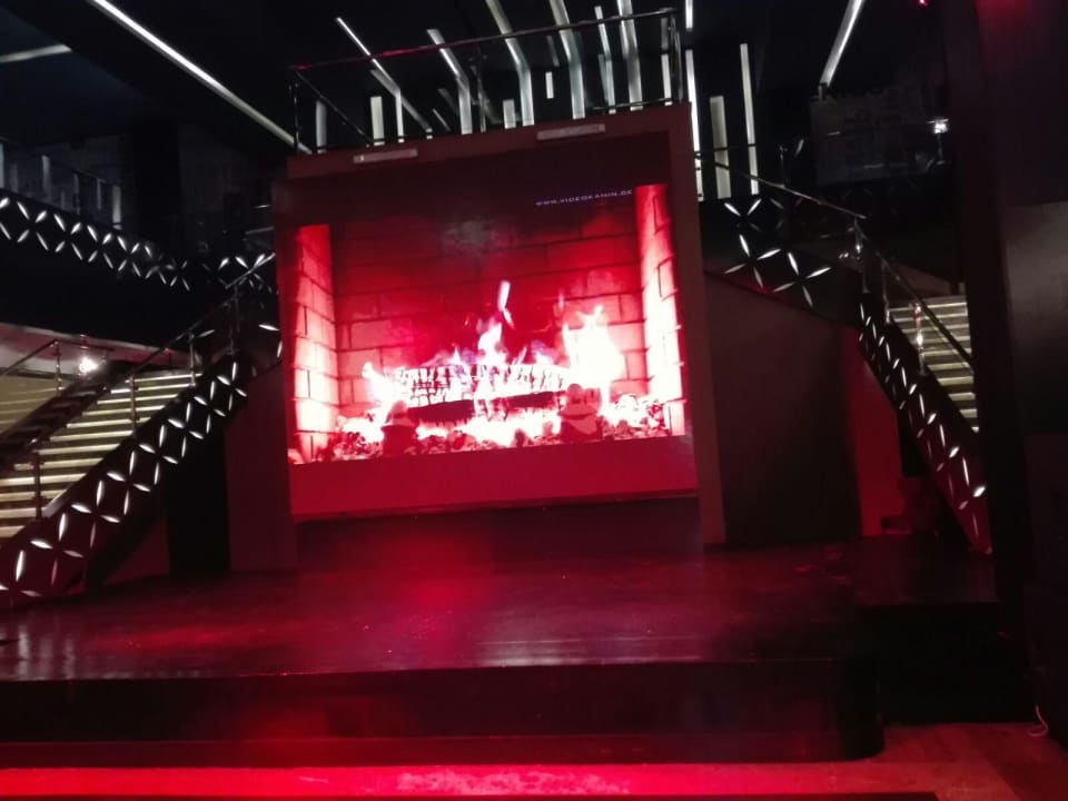 WOW Restaurant/Bar mit flackender Kaminfeuerwand Pickalbatros White Beach Resort - Hurghada