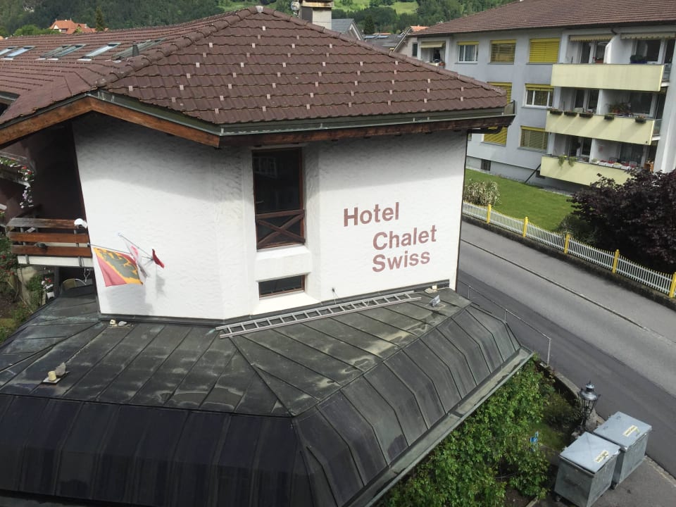 Blick vom Zimmer auf Parkplatz und Nebenhaus Hotel Chalet Swiss